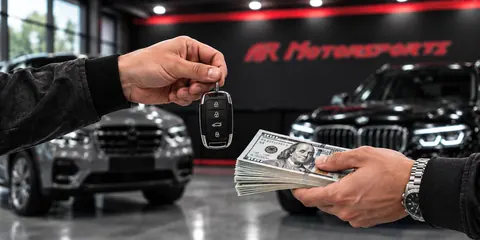 Cliente entregando las llaves después de vender su auto en AR Motorsports en Bay Shore, NY