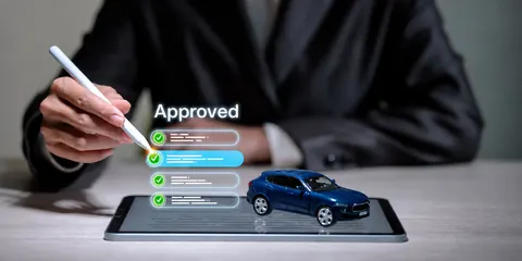 Revisando las opciones de financiamiento en el concesionario AR Motorsports