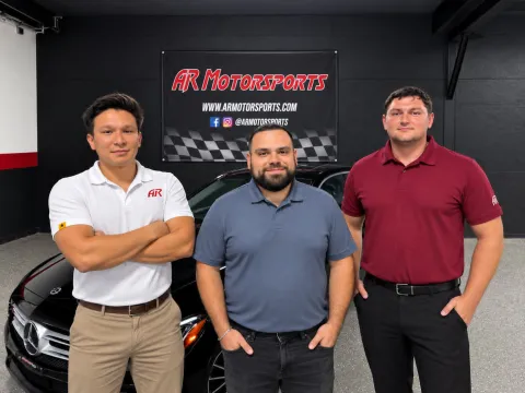 El equipo de AR Motorsports en el showroom de Bay Shore
